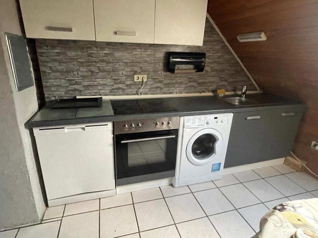Gepflegte 2-Zimmer-Dachgeschosswohnung in ruhiger Lage - Photo 1