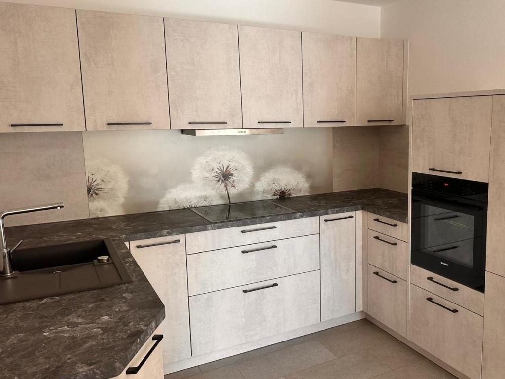 ERSTBEZUG: Hochwertige 2 Zimmer Neubauwohnung mit Südbalkon, Einbauküche und 2 Stellplätzen! - Photo 1