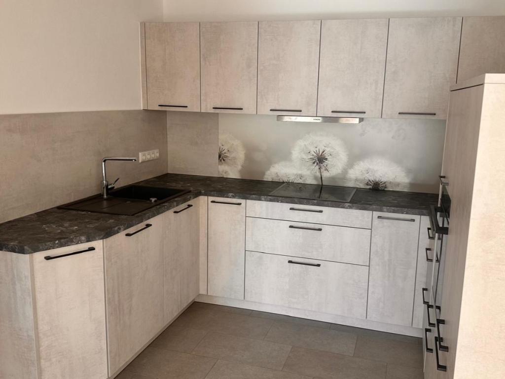 ERSTBEZUG: Hochwertige 2 Zimmer Neubauwohnung mit Südbalkon, Einbauküche und 2 Stellplätzen! - Photo 2