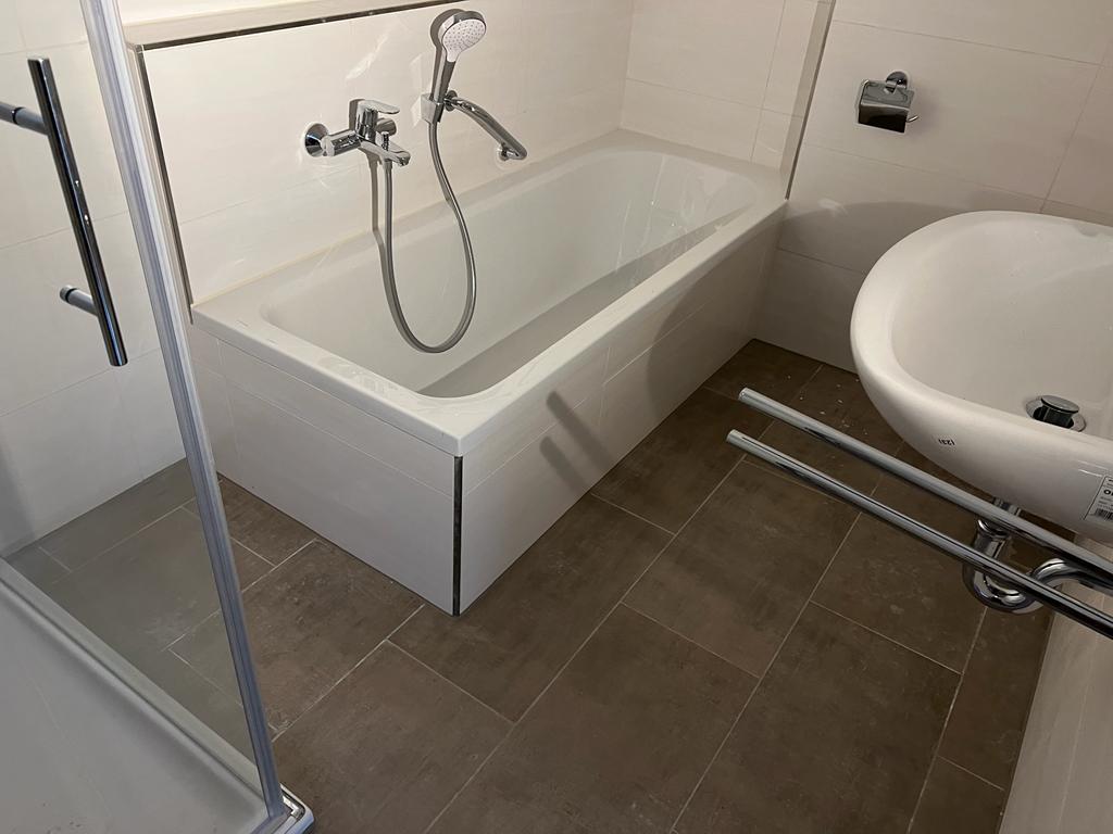 ERSTBEZUG: Hochwertige 2 Zimmer Neubauwohnung mit Südbalkon, Einbauküche und 2 Stellplätzen! - Photo 3
