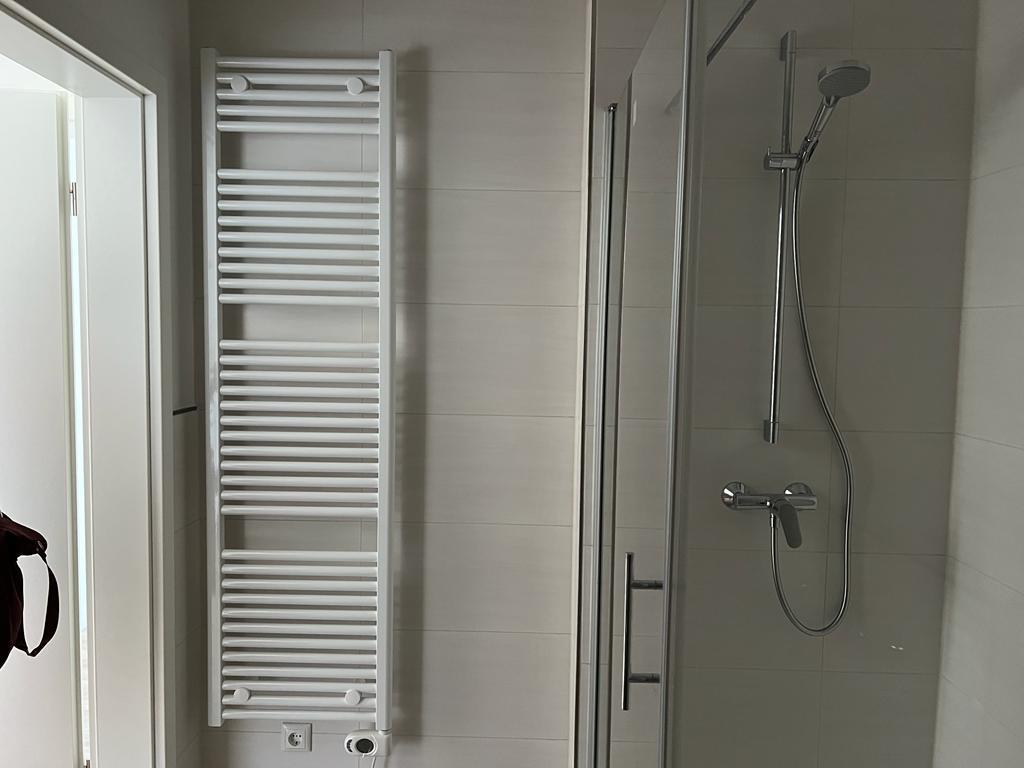 ERSTBEZUG: Hochwertige 2 Zimmer Neubauwohnung mit Südbalkon, Einbauküche und 2 Stellplätzen! - Photo 4