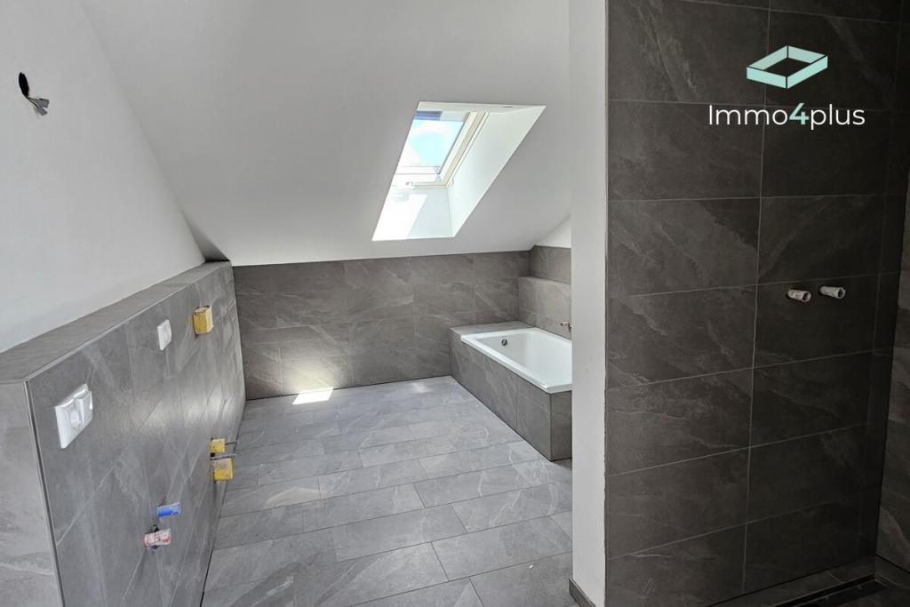 Erstbezug | Charmante 4-Zi.-DG-Wohnung mit Loggia, Einbauküche & KfW 40 QNG - Photo 5