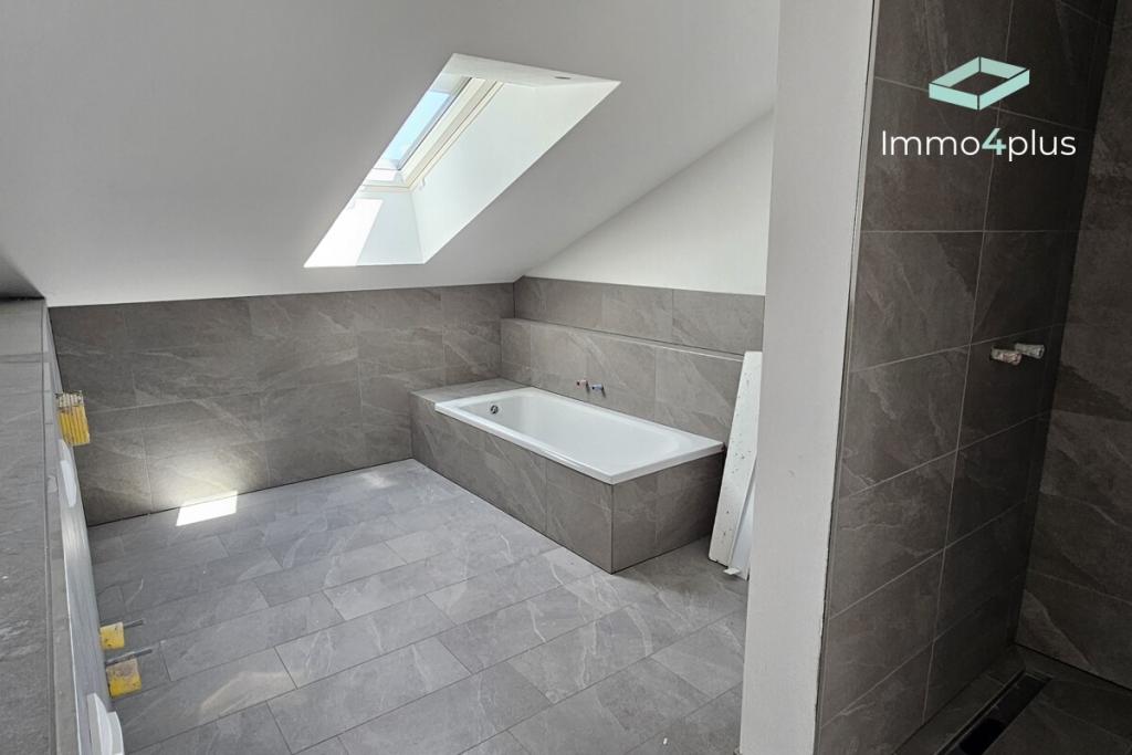 Erstbezug | Charmante 4-Zi.-DG-Wohnung mit Loggia, Einbauküche & KfW 40 QNG - Photo 4