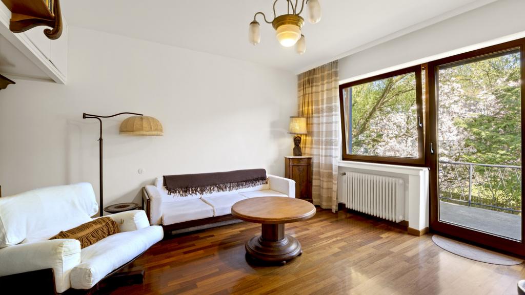 Schlafzimmer mit Balkonzugang im 1. OG
