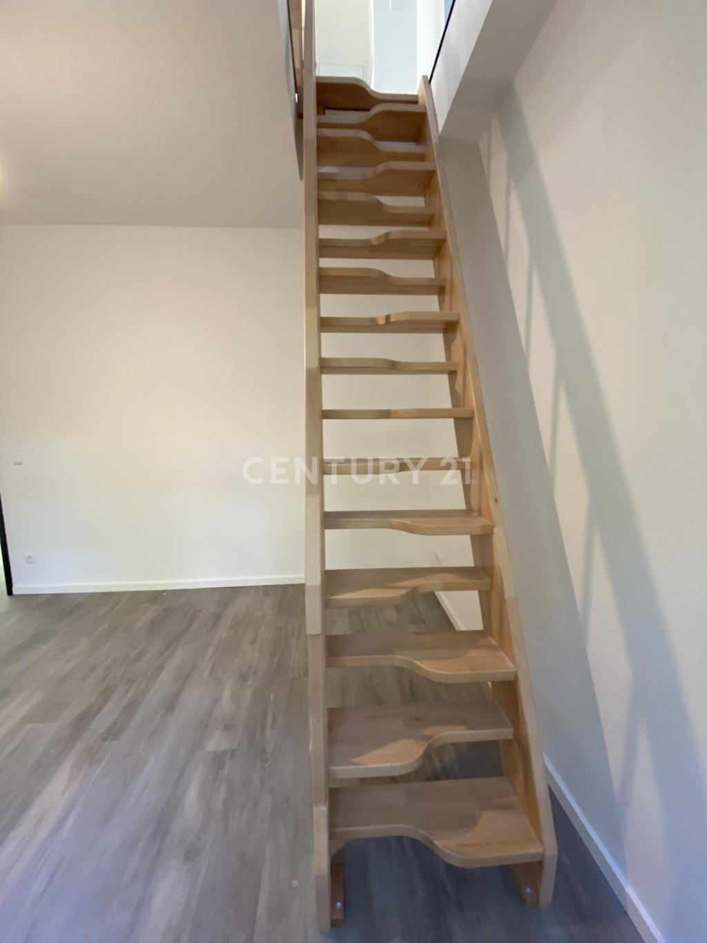 Mit Treppe zum ausgebauten Dachgeschoss