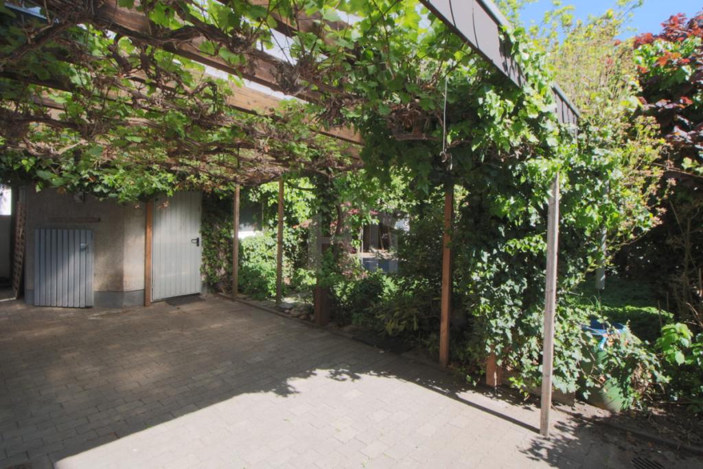 Pergola mit Blick in Garten