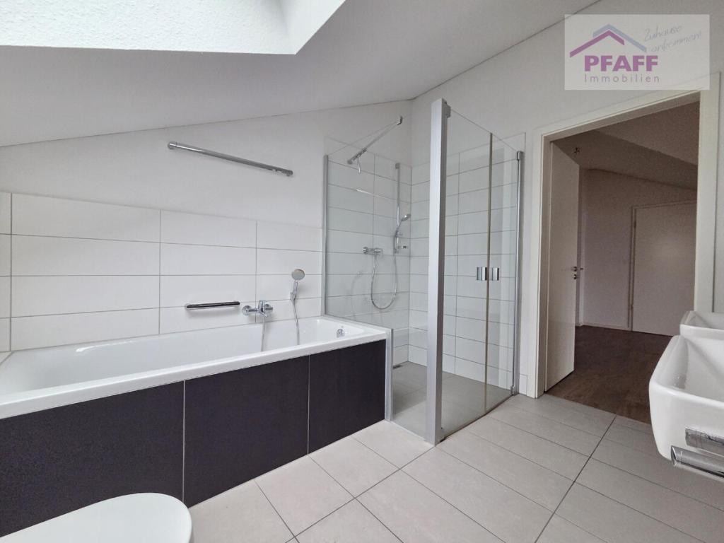 Zuhause ankommen in Gaienhofen im Gütebhohlweg! Traumhafte 3 Zi.-Wohnung im DG mit Seeblick - Photo 2