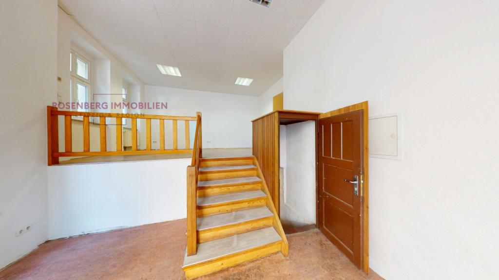 Holztreppe zur Galerie