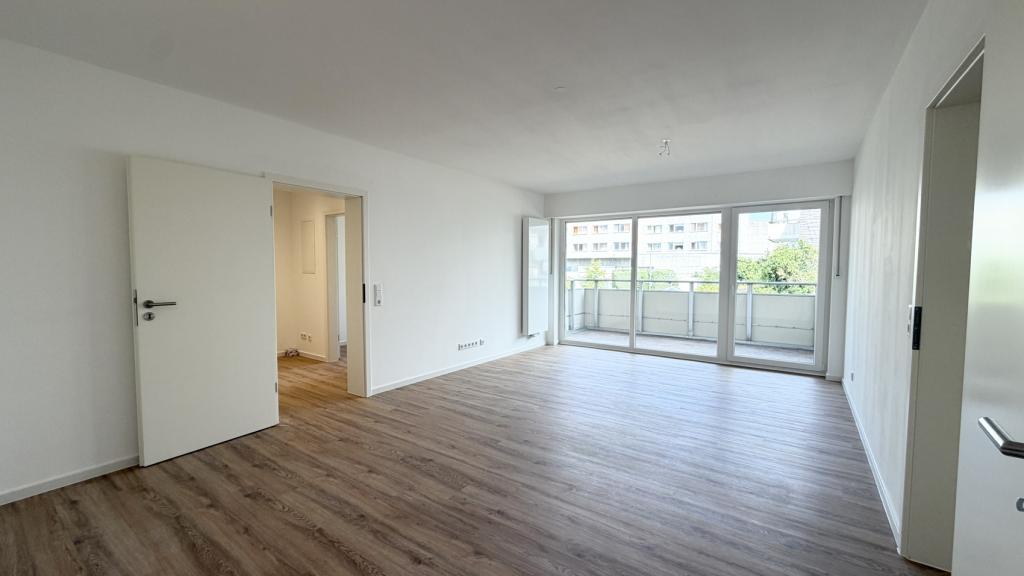 Kernsanierte, barrierearme 2-Zimmer-Wohnung mit großem Balkon, Aufzug und Tiefgaragenstellplatz! - Photo 3