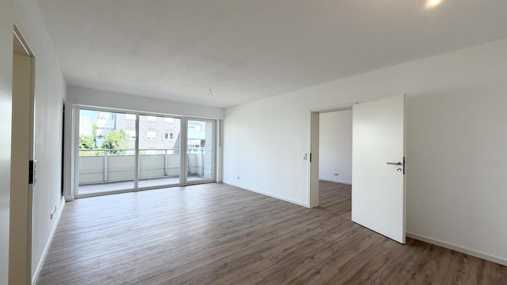 Kernsanierte, barrierearme 2-Zimmer-Wohnung mit großem Balkon, Aufzug und Tiefgaragenstellplatz! - Photo 1