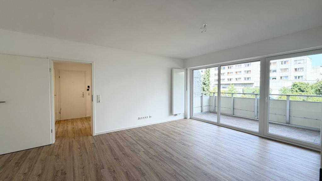 Kernsanierte, barrierearme 2-Zimmer-Wohnung mit großem Balkon, Aufzug und Tiefgaragenstellplatz! - Photo 2