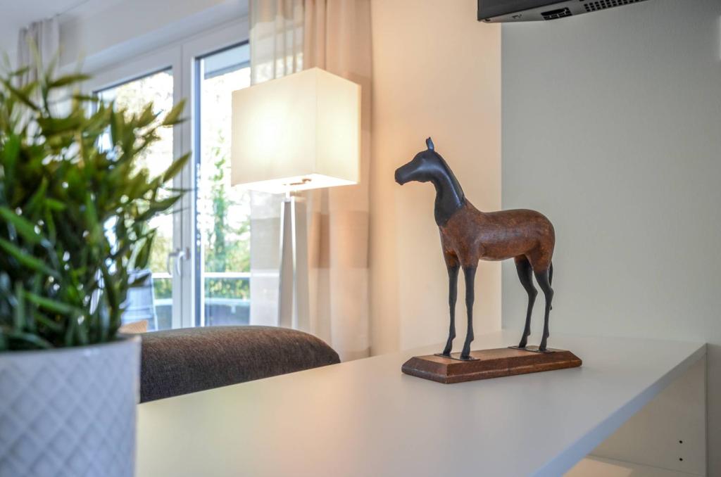 Einfach Einziehen! Voll möbliertes und hochwertig ausgestattetes Apartment zu vermieten - Photo 2