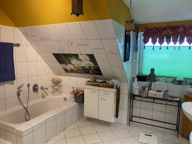 Bad mit Wanne und Dusche