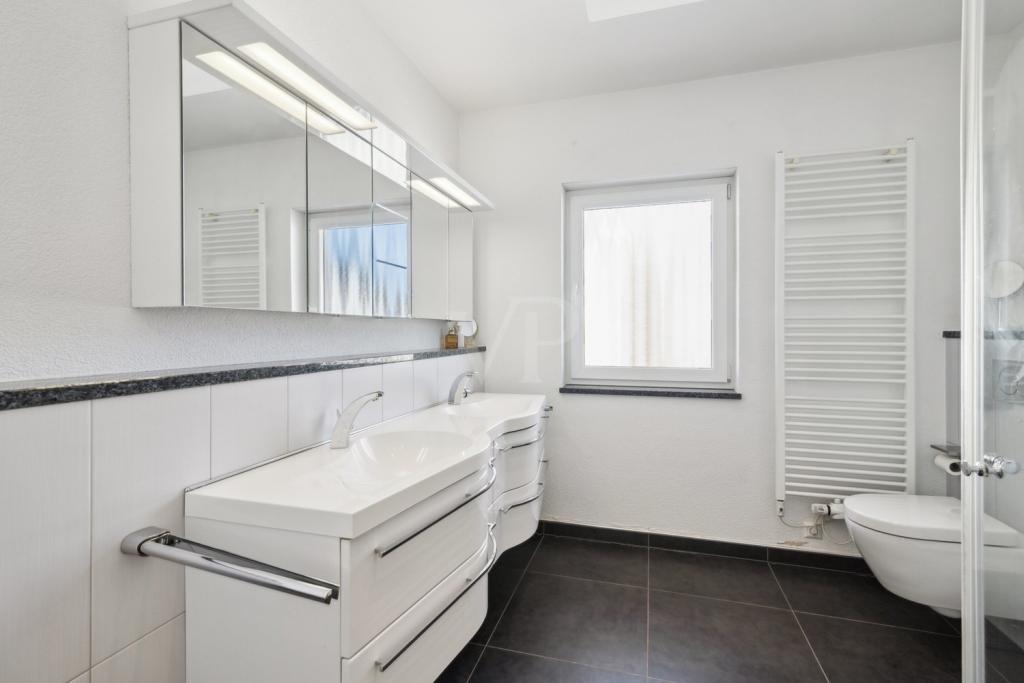 Badezimmer mit Doppelwaschbecken