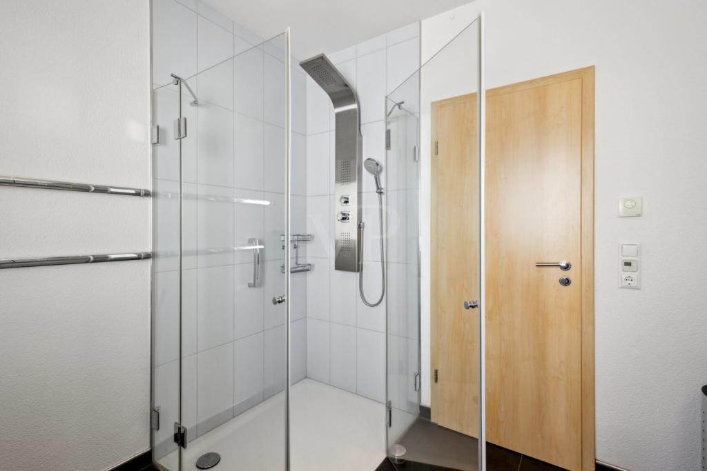 Badezimmer mit großer bodeniefer Dusche