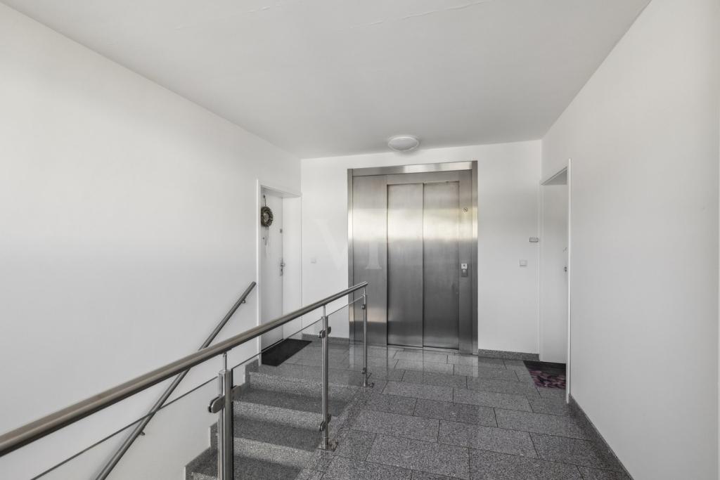 Treppenhaus mit Aufzug