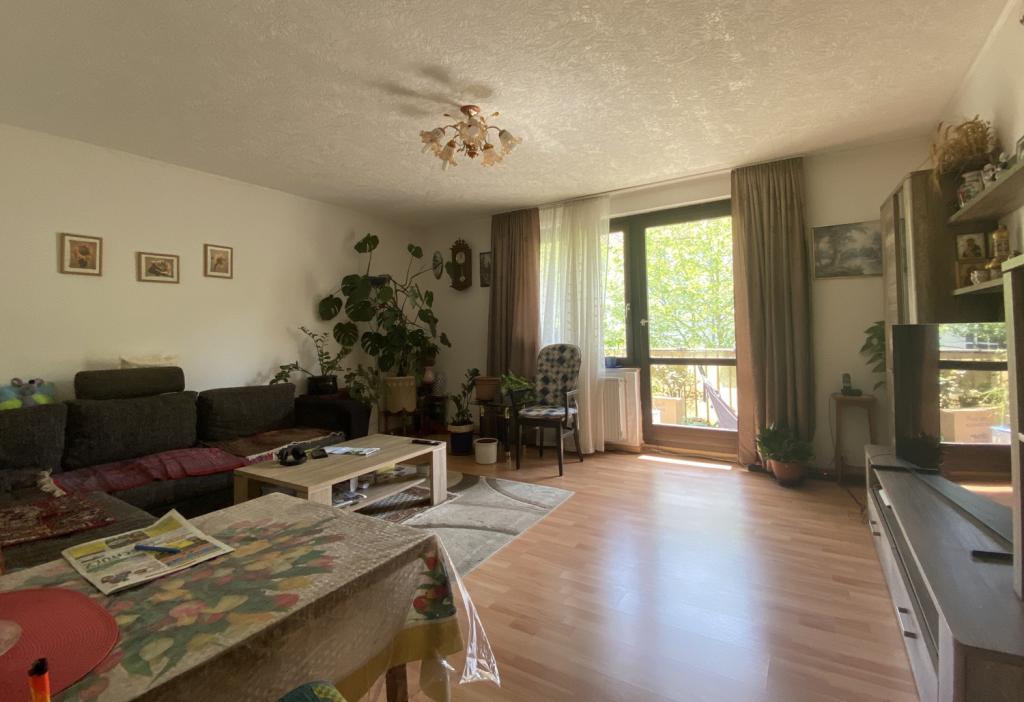 Wohnzimmer mit Zugang zum Balkon