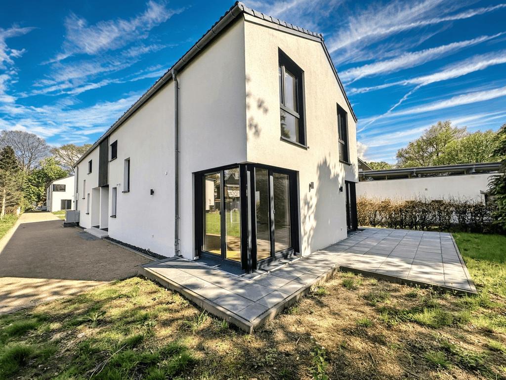 Seitenansicht mit Zufahrt