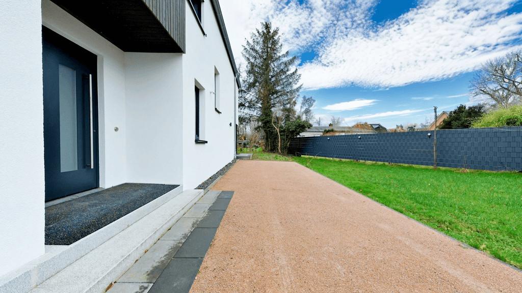 Hauseingang und Stellplatz