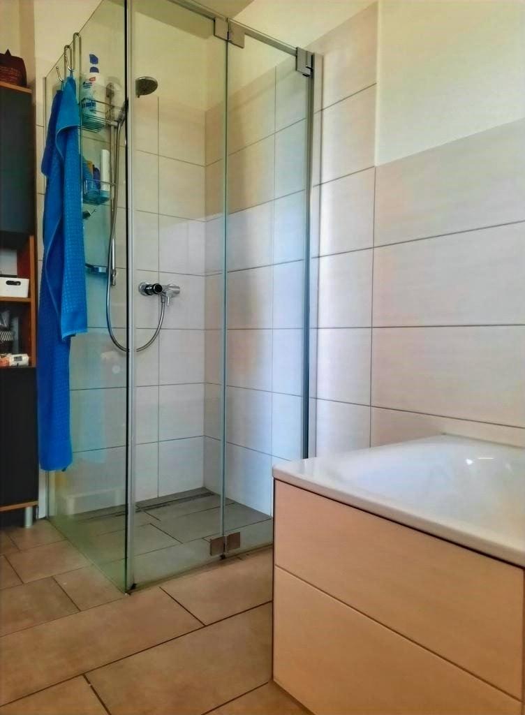 Bad mit Dusche und Badewanne