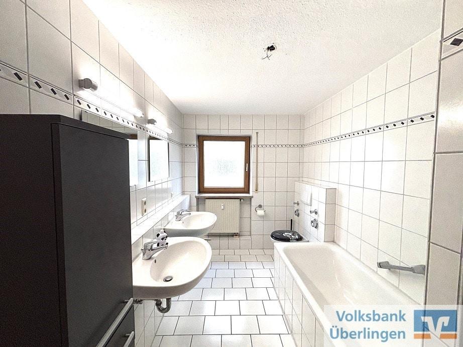 Badezimmer mit Dusche und Badewanne