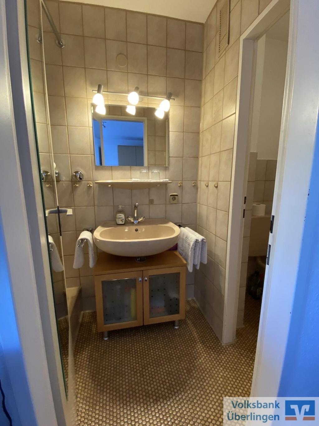 Bad, links Dusche, rechts WC
