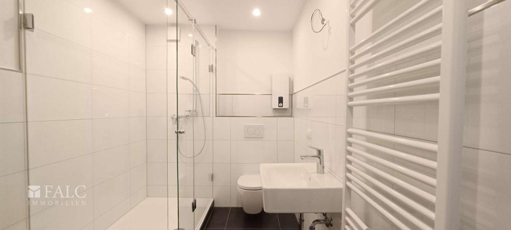 Modernisierte 2-Zimmer im gepflegten 8-Familienhaus mit Balkon - Photo 2