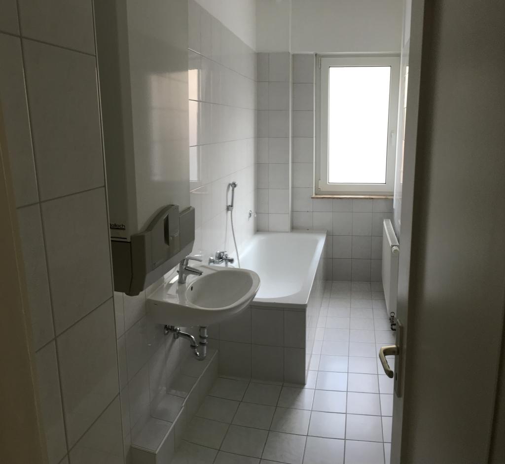 Tageslichtbad mit Wanne
