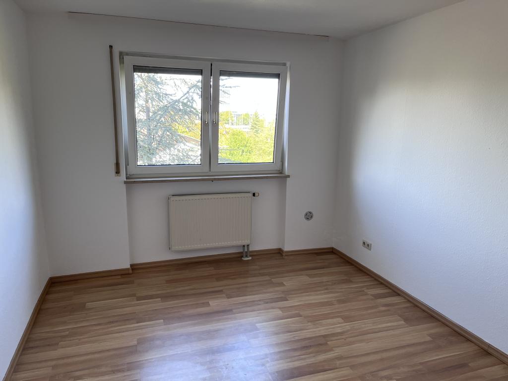 Gut aufgeteilte 3-Zimmerwohnung- Balkon - Wanne/Dusche - TG-Stellplatz - Aufzug - Bj. 1990 - Foto 2
