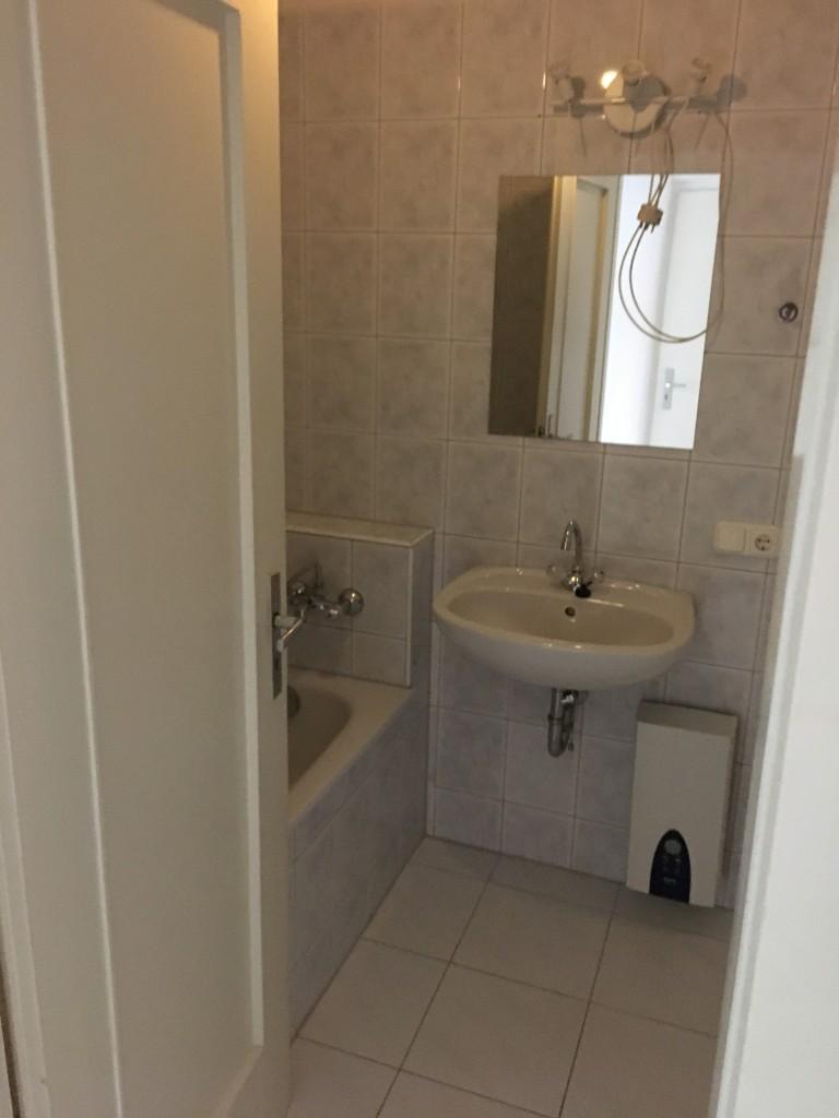 KESTLER IMMOBILIEN IVD - HELL GEFLIESTES BAD UND WC - LAMINATBODEN! - EINBAUKÜCHE! - Photo 2