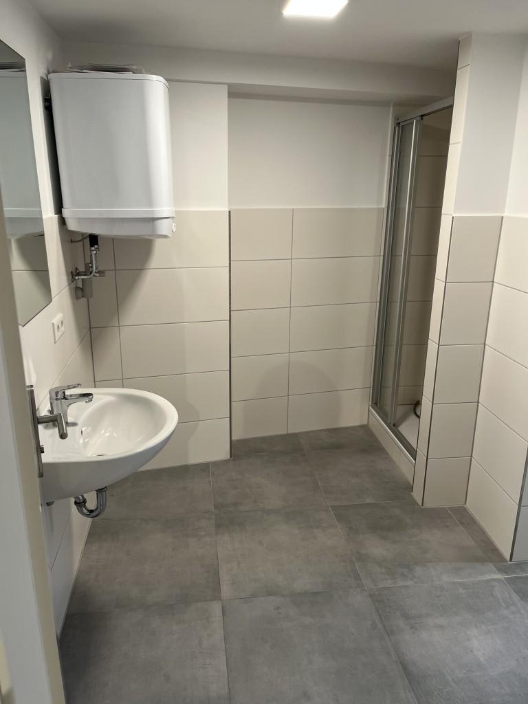 Helle 2-Zimmerwohnung - DG - Duschbad - Einbauküche - Renoviert - Kein Aufzug - Foto 2