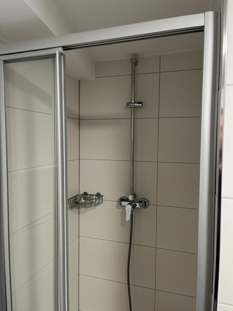 Helle 2-Zimmerwohnung - DG - Duschbad - Einbauküche - Renoviert - Kein Aufzug - Foto 3