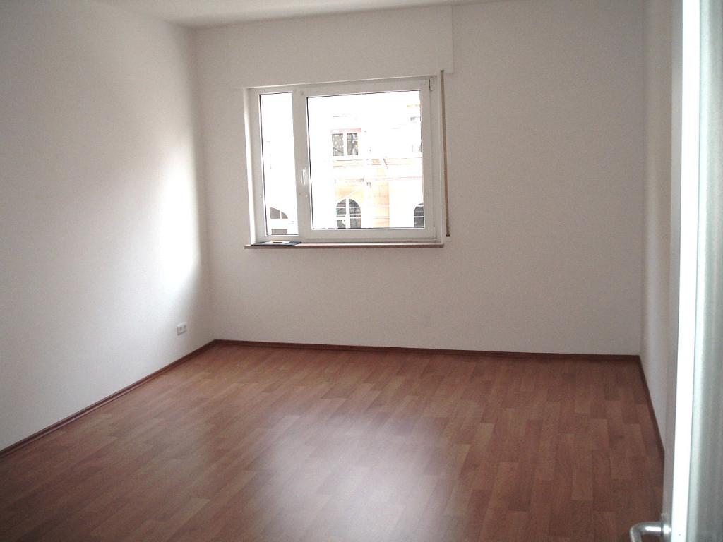 1-ZIMMERWOHNUNG - HELL GEFLIESTES BAD UND WC - LAMINATBODEN - EINBAUKÜCHE BALKON - Foto 3