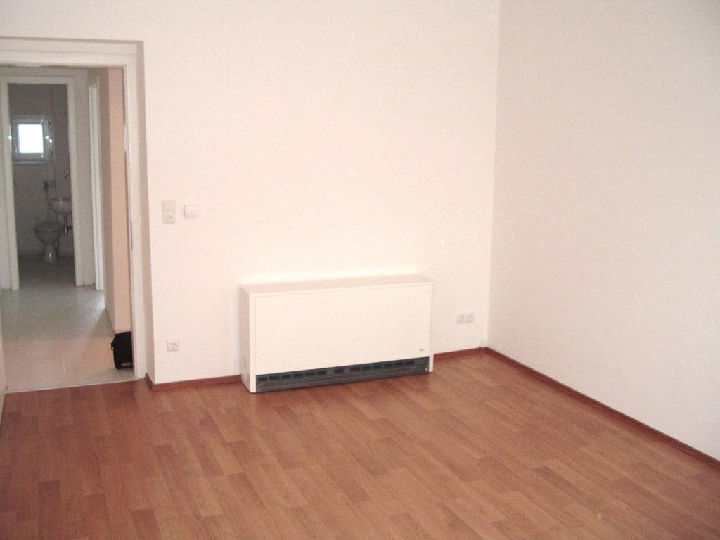 1-ZIMMERWOHNUNG - HELL GEFLIESTES BAD UND WC - LAMINATBODEN - EINBAUKÜCHE BALKON - Foto 4
