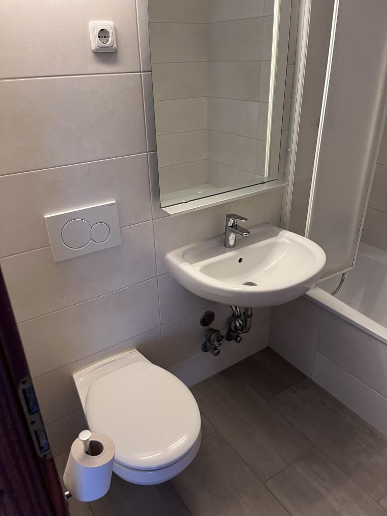RENOVIERTE 2 ZIMMERWOHNUNG - EINBAUKÜCHE - DESIGNBODEN - 2 BALKONE - TG - Foto 5