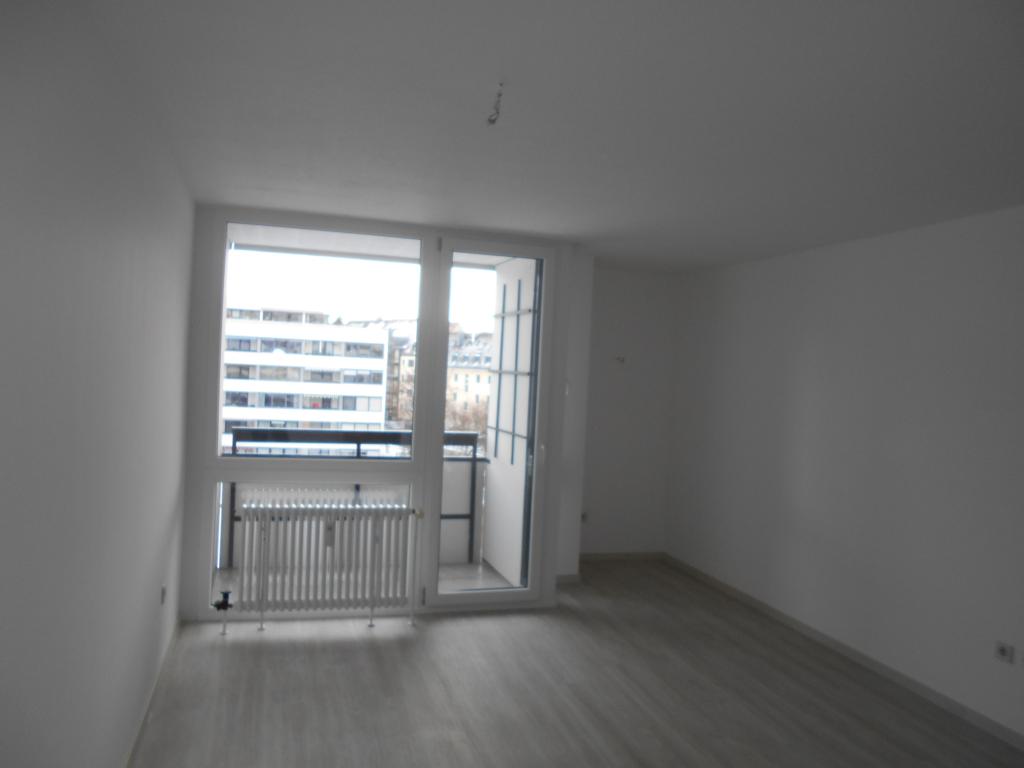 RENOVIERTE 2 ZIMMERWOHNUNG - EINBAUKÜCHE - DESIGNBODEN - 2 BALKONE - TG - Foto 2