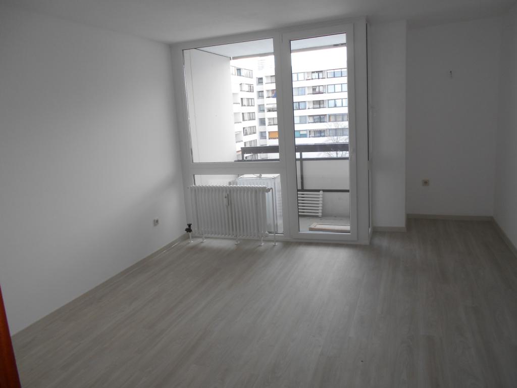 RENOVIERTE 2 ZIMMERWOHNUNG - EINBAUKÜCHE - DESIGNBODEN - 2 BALKONE - TG - Foto 1