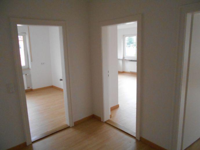 KESTLER IMMOBILIEN IVD - 3. OG - 3 ZI.-WOHNUNG - DESIGNBÖDEN - HELL GEFLIESTES BAD - Foto 5