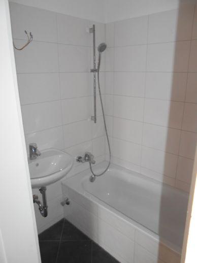 KESTLER IMMOBILIEN IVD - 3. OG - 3 ZI.-WOHNUNG - DESIGNBÖDEN - HELL GEFLIESTES BAD - Foto 3