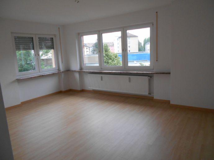 KESTLER IMMOBILIEN IVD - 3. OG - 3 ZI.-WOHNUNG - DESIGNBÖDEN - HELL GEFLIESTES BAD - Foto 1