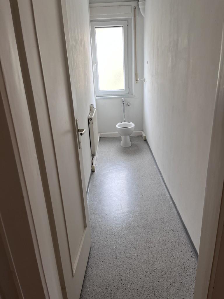 2-Zimmerwohnung - Einbauküche - Bad und WC getrennt - Laminatböden - Kein Aufzug - Foto 4