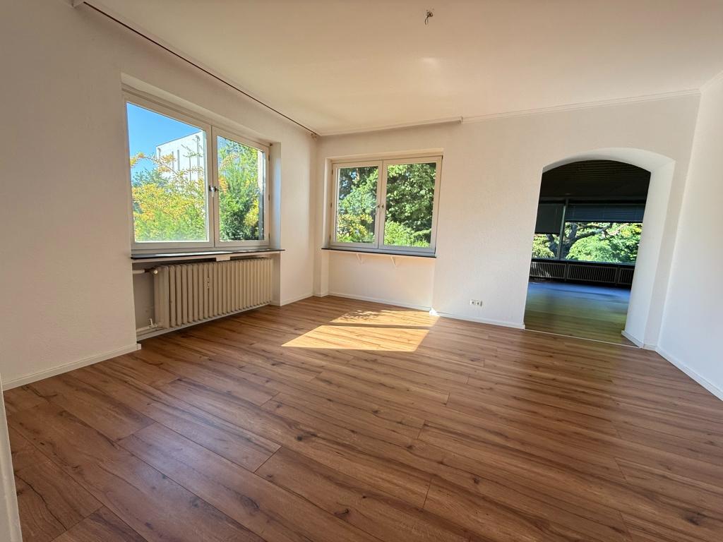 Großzügige Erdgeschosswohnung mit Terrasse, überdachtem Freisitz und eigenem Gartenbereich - Photo 1