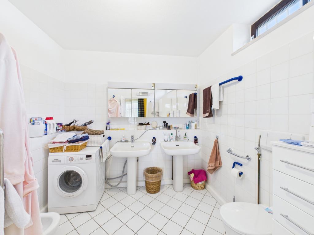 .. mit angrenzendem Duschbad