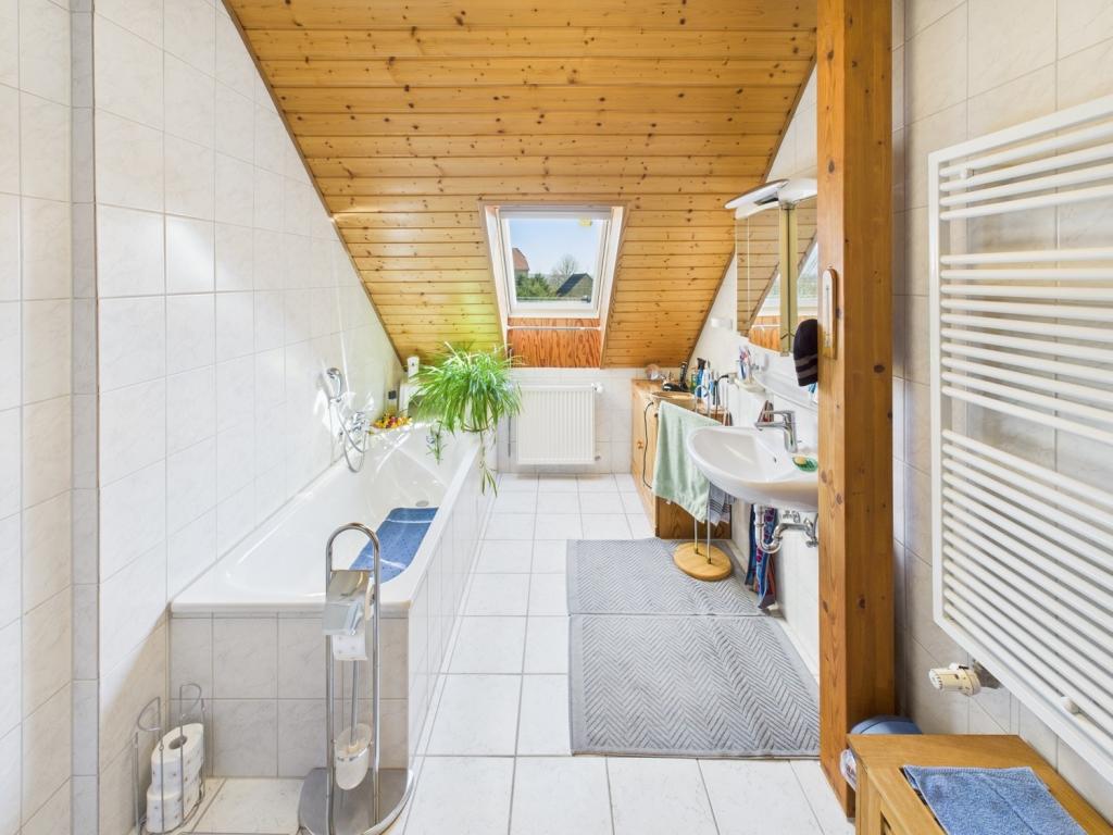 Helles Bad mit Dusche & Wanne