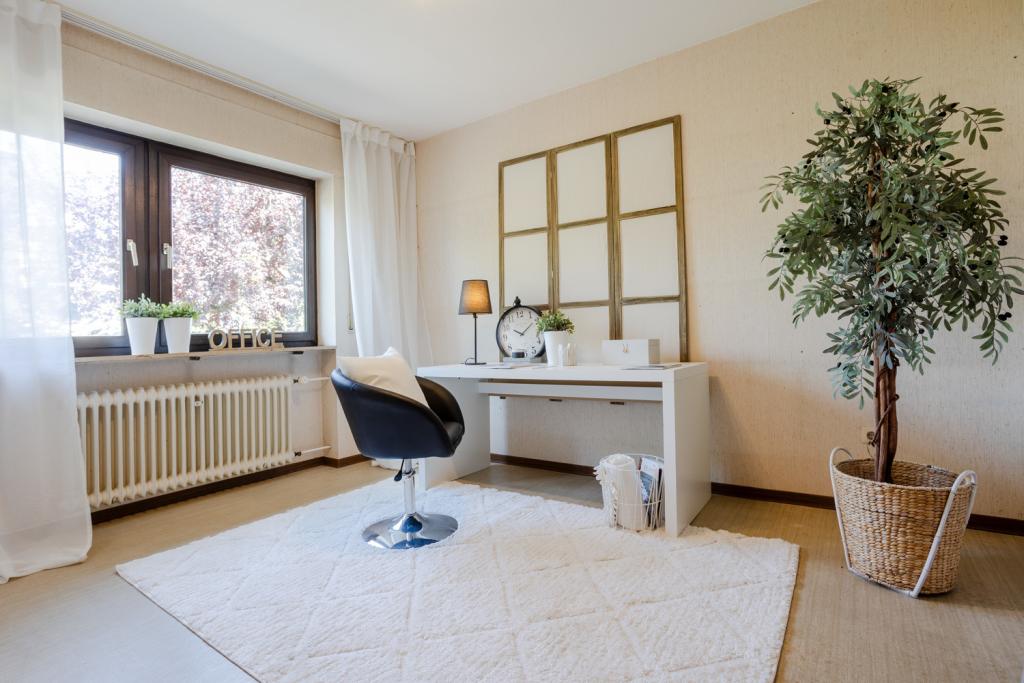 helles Arbeitszimmer