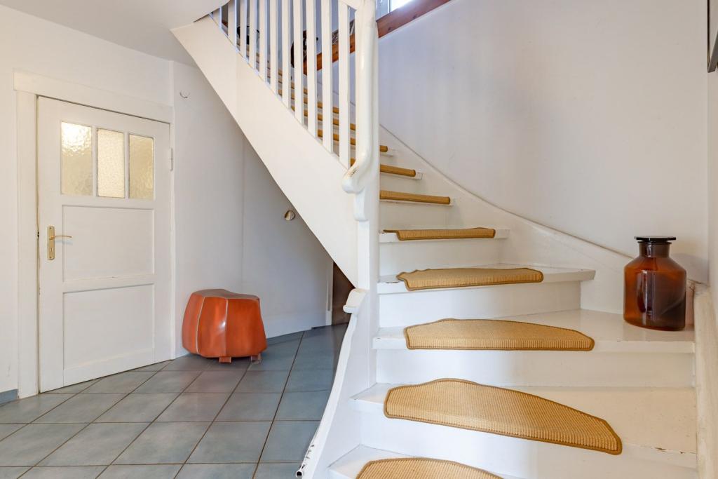 Diele mit Treppe ins Obergeschoß
