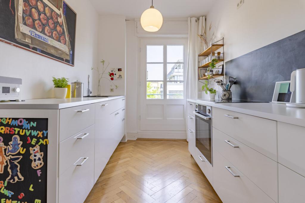 Moderne Küche mit Balkonzugang