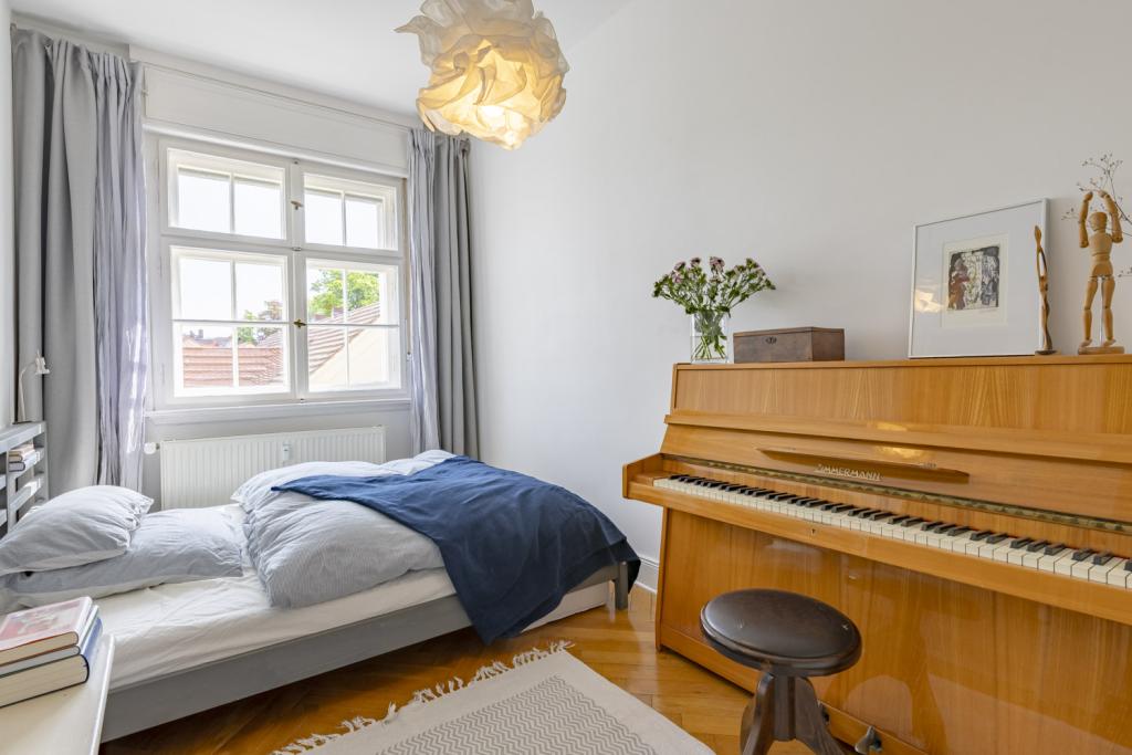Kleines Schlafzimmer mit deckenhohen Einbauschränken