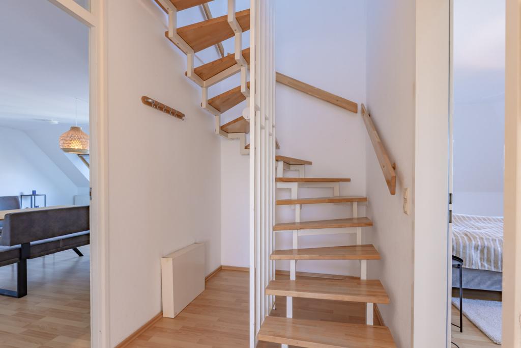 Offene Holztreppe ins Obergeschoss