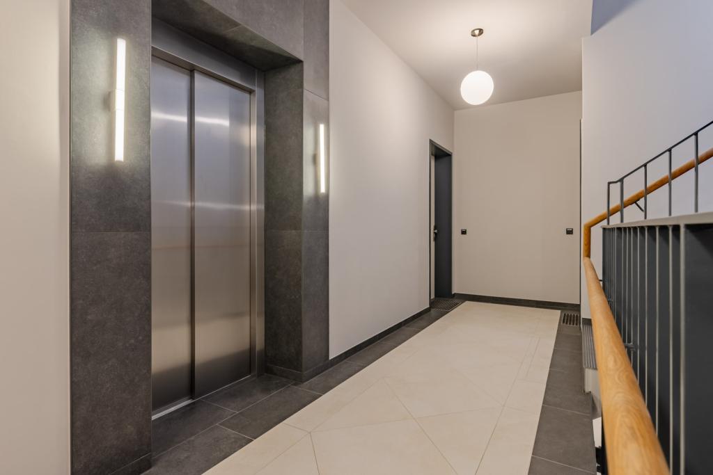 Hochwertiges Treppenhaus mit Aufzug